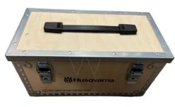 Husqvarna Opbergbox Hout 2x Accu & Lader -Husqvarna 529475101 4 HUSQVARNA20OPBERGBOX20HOUT202X20BLI20ACCU2020QC20LADER