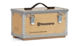 Husqvarna Opbergbox Hout 2x Accu & Lader -Husqvarna 529475101 8 HUSQVARNA20OPBERGBOX20HOUT202X20BLI20ACCU2020QC20LADER